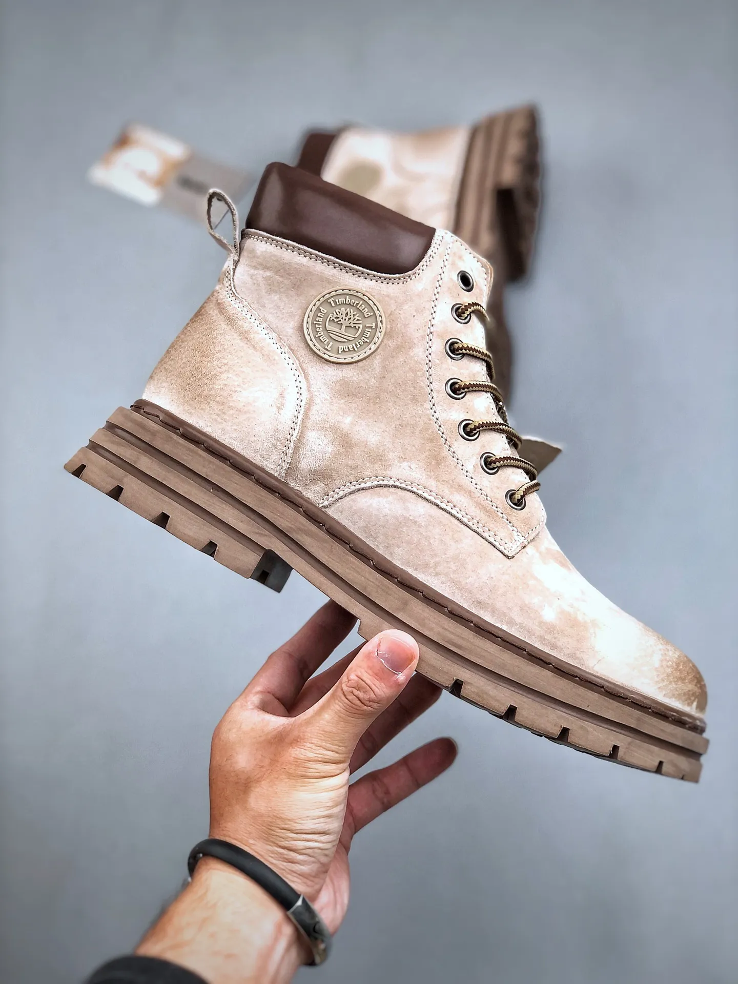 Local 💰560 core recommendation, good price, new goods 🚀Timberland Timberland/Timberland outdoor high-top casual rhubarb boots series #Guangdong Dachang quality original box original packaging #25ss new fashion trend matching The fabric is made of Italian 🇮🇹 top frosted fine-grained cowhide with anti-odor and anti-corrosion genuine leather latex insoles. The outsole and hardware are all made from OEM raw materials. The same process as the original Goodyear never-opening process Good products do not kill pigs. The quality of the first order is strictly controlled. Exclusively released on the entire network. The quality is beyond doubt. The whole set of official website unified packaging gives you a perfect wearing experience. The quality is exquisite and durable. A must-have for sportsmen. Specially designed to prevent handsomeness. High-quality and first-class foot feel. This winter, it is specially used for cold protection and outdoor use. Daily casual matching. Size: 39 40 41 42 43 44 (leather shoe size)